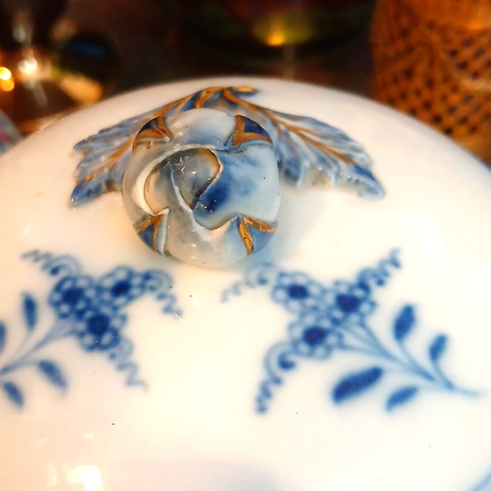 19th Century MEISSEN Onion Pattern Covered Bowl - Picture 2 of 4
